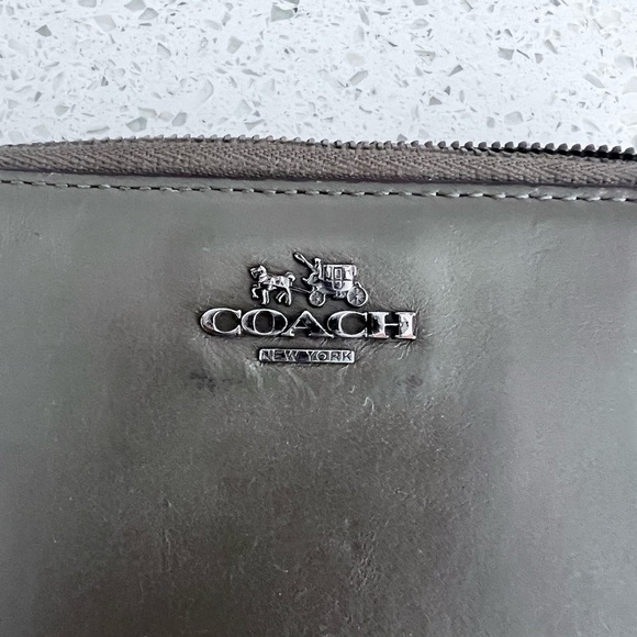 Coach Large Wallet EUC Olive Color Womens Clutch - Picture 13 of 15